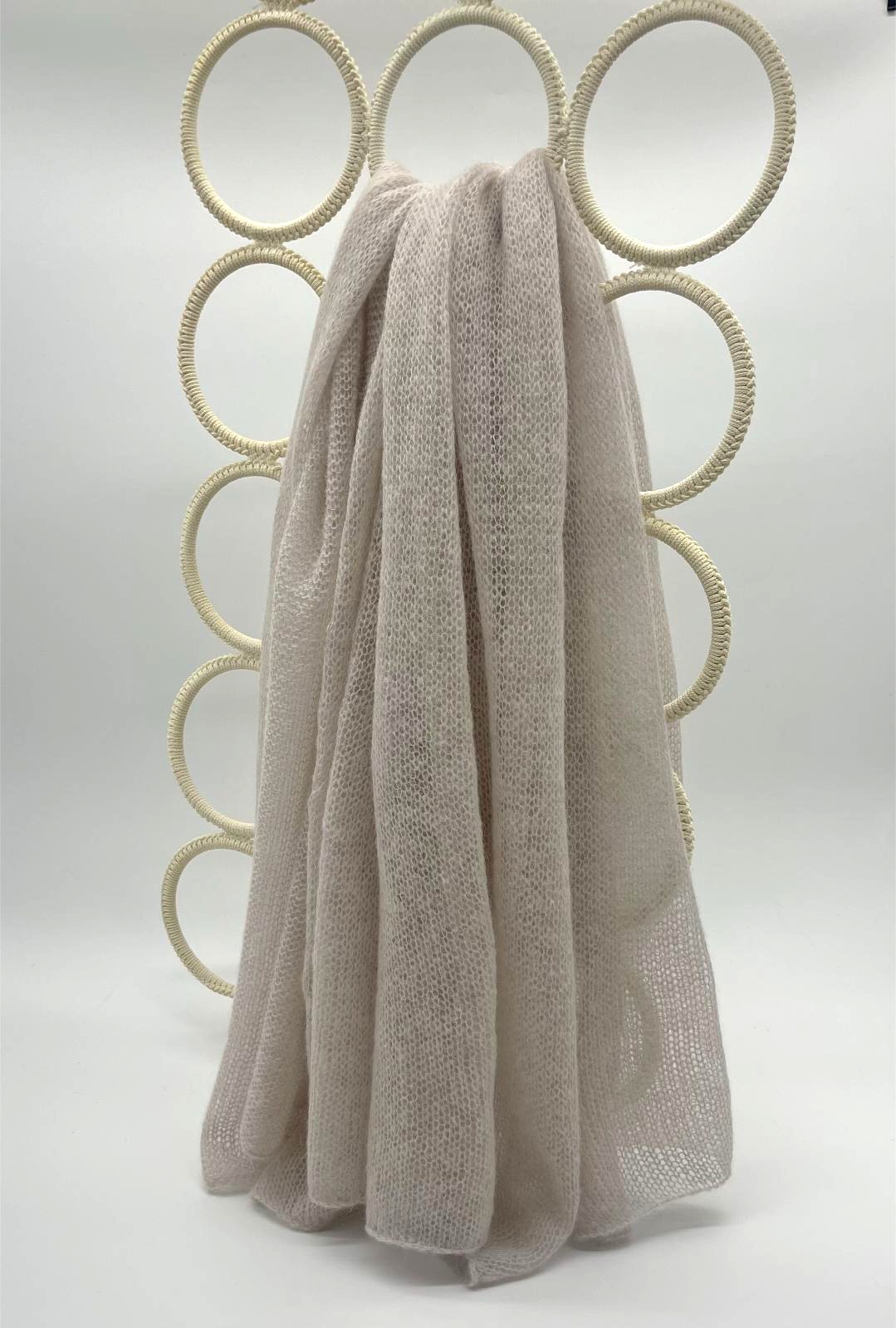 Kreminis (beige) spalvos šalis su alpakų vilna